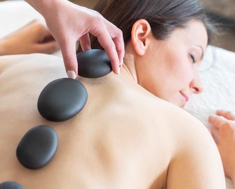 Massaggio con pietre roventi