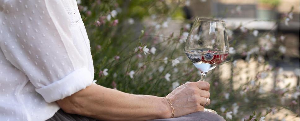 Frau mit Aperitiv